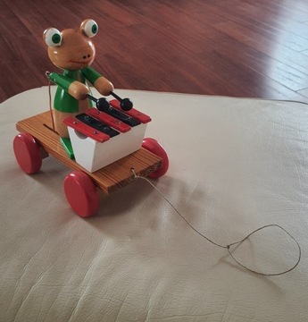 zabawka drewniana dla dzieci grająca żabka