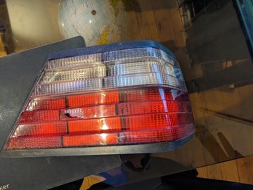 LAMPA MERCEDES W124 prawa tylna sedan/coupe różowa