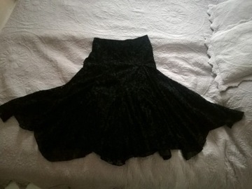 Czarna spódnica rozszerzana