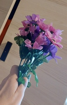 Bukiet sztucznych kwiatów, fiolet