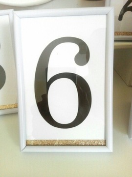 Numery na stoły w białej ramce ze złotym akcentem
