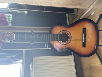 Gitara wraz z stojakiem i pokrowcem