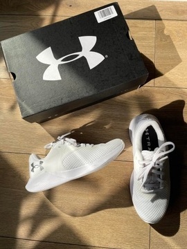 Białe buty treningowe Under Armour ChargedAurora 2