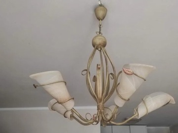 Żyrandol i lampka przecierana w stylu prowansalski