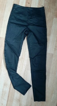 Czarne woskowane spodnie rurki zloty zameczek S
