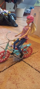 Barbie na rowerze z pieskami