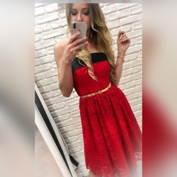 Koronkowa czerwona sukienka 