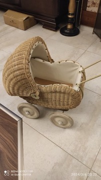 Stary wózek dziecięcy dla lalek.