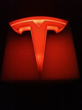 Znaczek emblemat Tesla S, podświetlany na czerwono