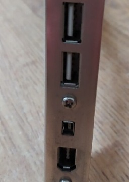 Śledź port USB FireWire do obudowy