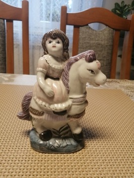 Figurka porcelanowa dziewczynka na koniku 