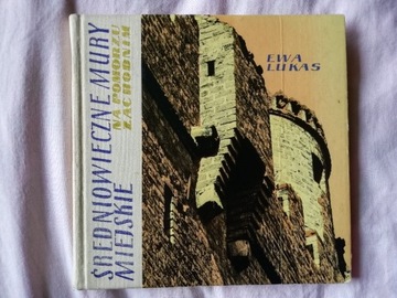 Średniowieczne mury miejskie - Ewa Lukas
