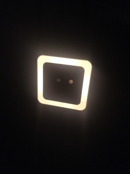 Gniazdko elektryczne z oświetleniem LED i czujnik