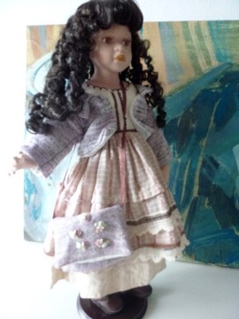Czarnowłosa porcelanowa lalkai 60 cm