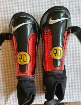 Nagolenniki piłkarskie Nike 90