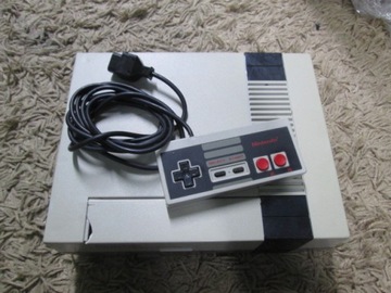 Nintendo NES konsola i pad