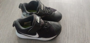 Buty sportowe NIKE Team Hustle Quick rozmiar 27,5