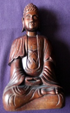 drewniana figurka siedzącego Buddy