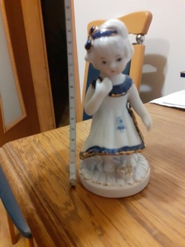 Porcelanowa figurka dziewczynka