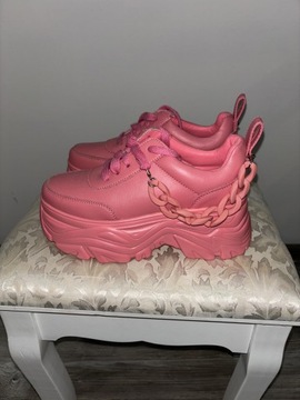 Różowe buty na koturnie 