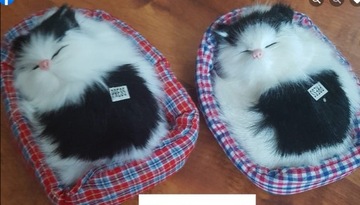 Maskotka śpiący kotek w kojcu miauczy real
