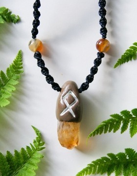 Amulet z runą Othala z kamieni naturalnych