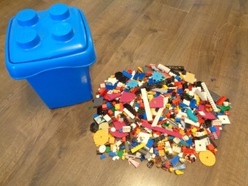 Klocki LEGO wraz z pojemnikiem