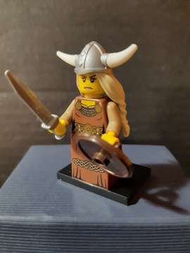 LEGO Seria 7 Minifigurka Kobieta Viking Wojownik 