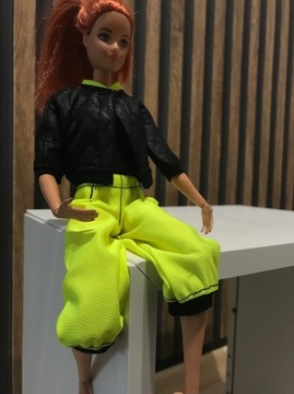 Ubranka dla lalek typu Barbie - w neonie