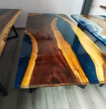 Stół drewniany z żywicą epoksydową