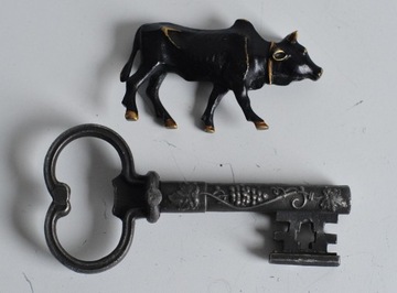 Mosiężny byk oraz klucz otwieracz