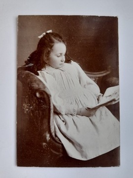 Stare zdjęcie kartonik dziewczynka z gazetą Anglia