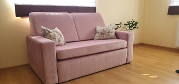 Elegancka Sofa w Odcieniu Pastelowego Różu