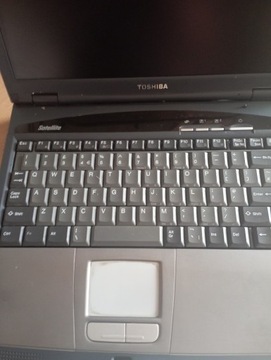 Laptop Toshiba bardzo leciwy z futerałem 