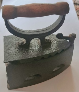 Stare żeliwne żelazko na węgiel Antyk
