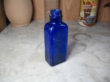 butelka stara niebieska kanciata
