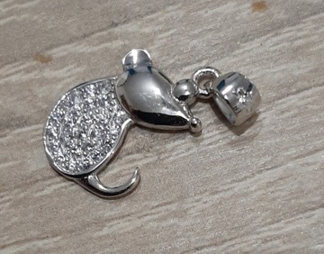 Srebrny wisiorek w kształcie myszki z cyrkonią