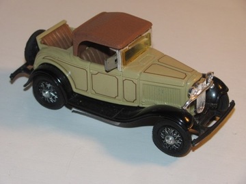 Ford Roadster De Luxe 1932 1:43 ERTL