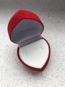 Czerwone pudełko serce na pierścionek zaręczynowy