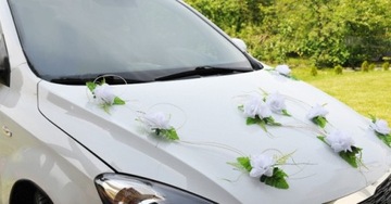 Dekoracja na samochód ślubny serce z kwiatami biel
