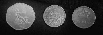 Monety: 5 franków '70; 25 peset '75; 5O pensów '83