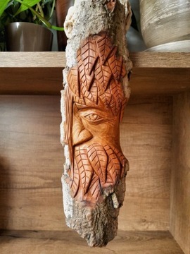 Leśny duch w liściach - drewniana rzeźba