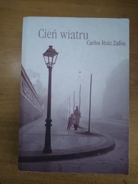 CIEŃ WIATRU - CARLOS RUIZ ZAFON