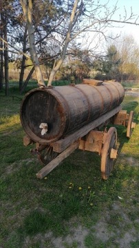 Zabytkowy wóz drewniany z beczką 