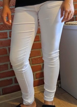 Białe spodnie jeansowe 