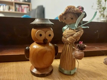 Słomkowa lalka i drewniana sowa. Figurki PRL