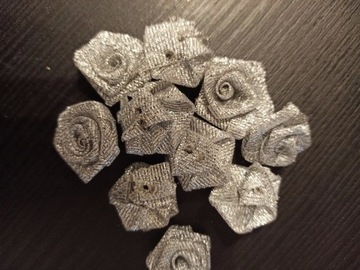 różyczki atłasowe 10 szt. srebrne, 1,5 cm