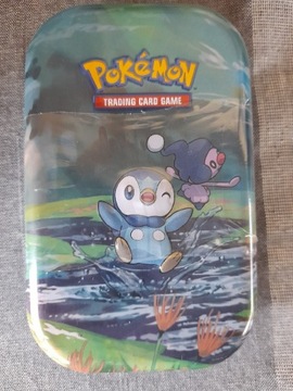 Pokemon zestaw kart do gry w pudełku.