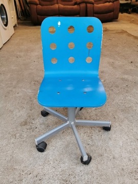 Niebieskie krzesełko do biurka