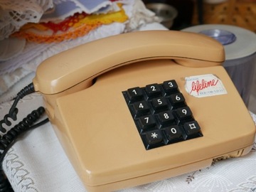 Niemiecki telefon z przyciskami PRL